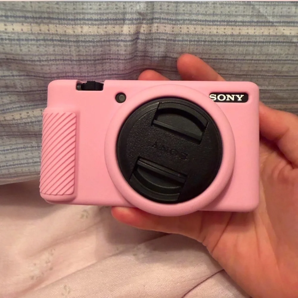 Sony zv-1f camera! Comes with case, screen protector, charger, and lens cover.